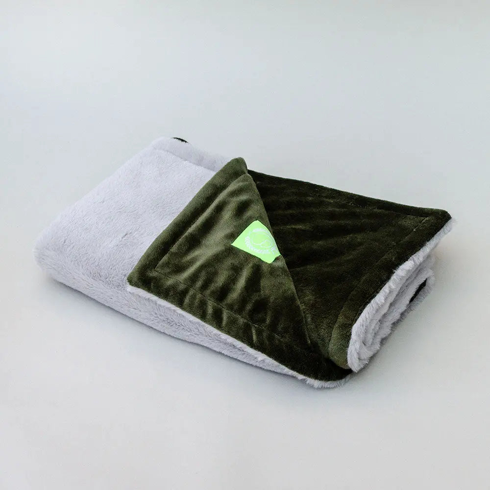 Eine Hundedecke der Luxusklasse  "Plaid - Deluxe" oliv-silber 4legs.de