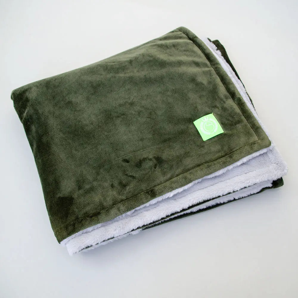 Eine Hundedecke der Luxusklasse  "Plaid - Deluxe" oliv-silber 4legs.de