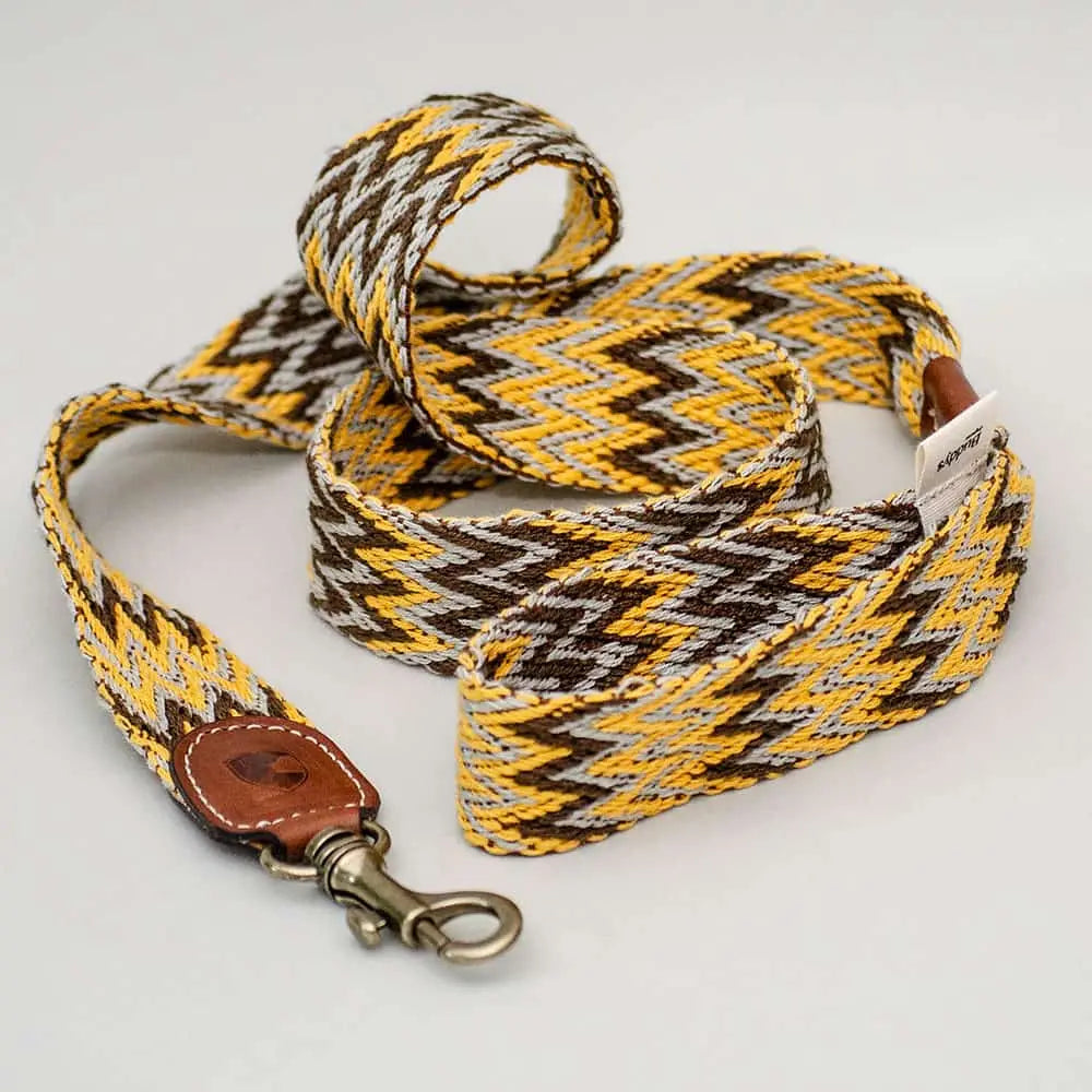 Diese Hundeleine im Boho-Style "Yellow Zickzack Leash" von Buddys bietet mit seinen Details ein künstlerisch-sommerlichen Vibe