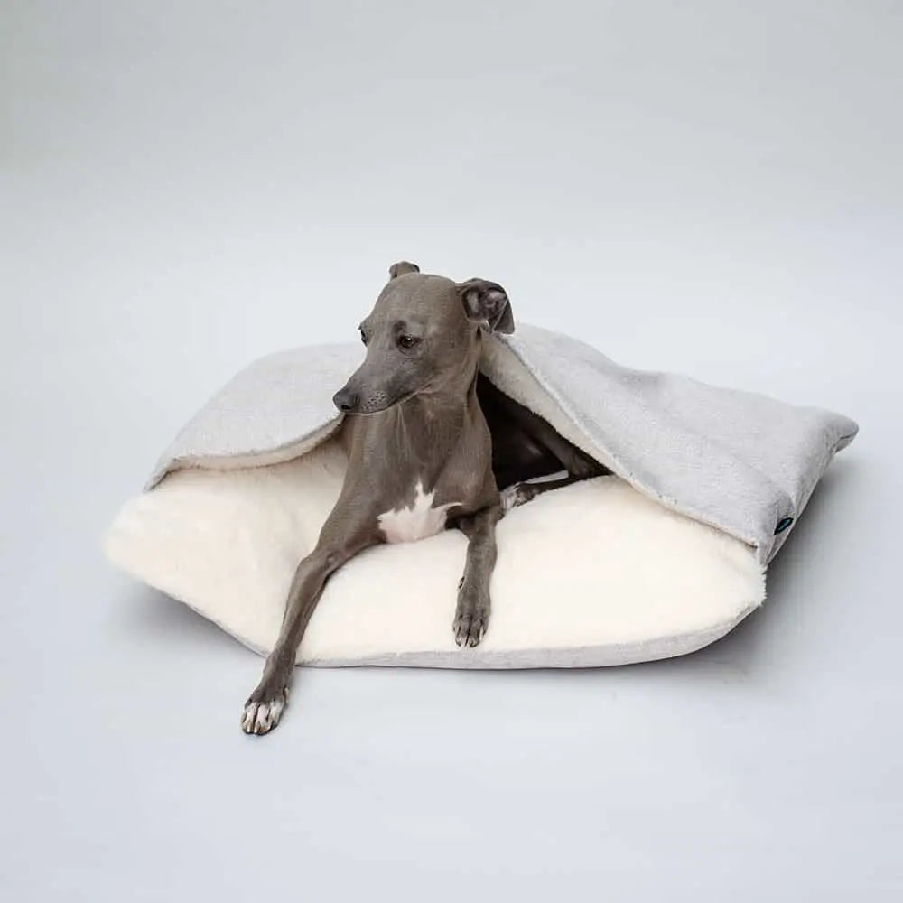 Dieses besondere Bett ist wie ein Hundeschlafsack aufgebaut, die durch die obere, ziemlich weiche Stoffschicht eine Art Versteck bietet.